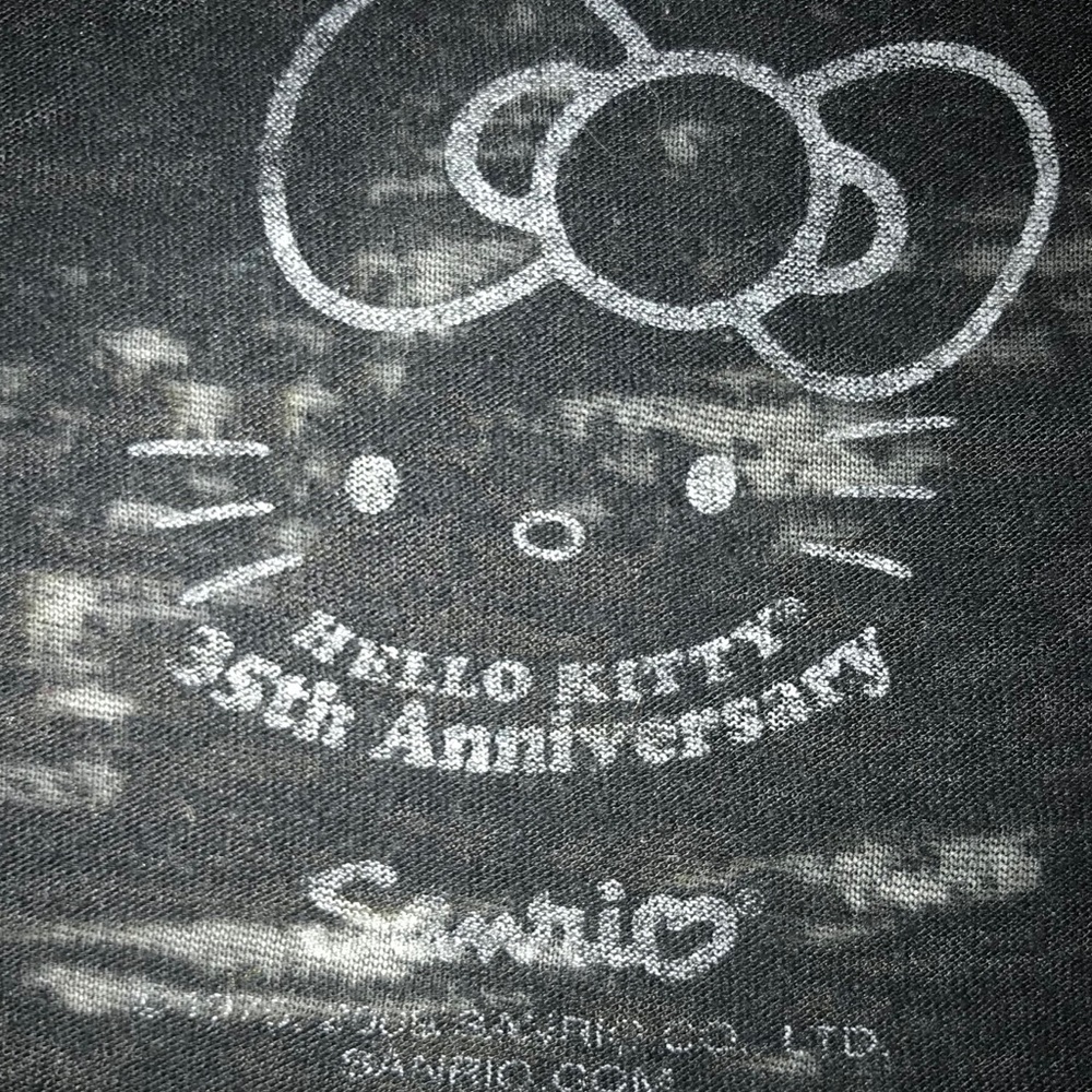 ❤️❤️HELLO KITTY 35th ANNIVERSARY BURNOUT TEE❤️❤️ - Picture 4 of 7